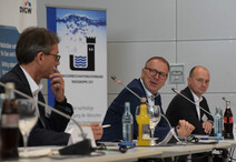 Diskussion: Aktuelle Fragen wurden beim Informationstag Wasser in Einhausen behandelt. Bild (v.l.) Dr. Bernd Leßmann vom Hessischen Landesamt für Naturschutz, Ingo Bettels, Verbandsdirektor vom Wasserbeschaffungsverband Riedgruppe Ost und Dr. Daniel Petry (DVGW).